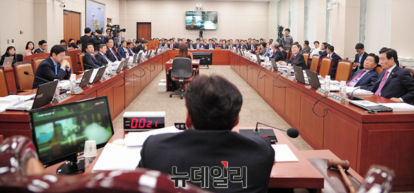 ▲ 질의에 답변하는 김영학 한국무역보험공사 사장 ⓒ 뉴데일리 공준표