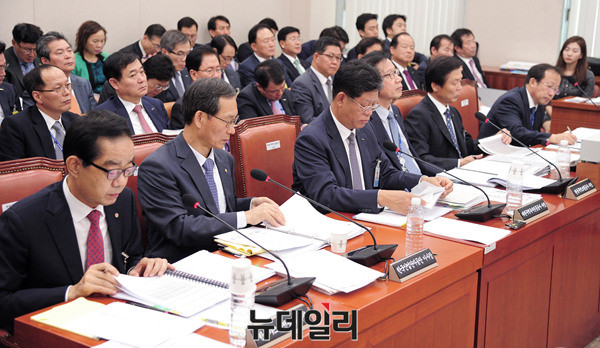 ▲ 질의에 답변하는 김영학 한국무역보험공사 사장 ⓒ 뉴데일리 공준표