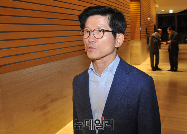 ▲ 새누리당 김문수 전 경기도지사가 11일 저녁 서울 여의도 전경련회관에서 열린 전경련국제경영원 최고지도자과정 직후 본지 취재진과 만나 우병우 청와대 민정수석비서관의 거취 문제와 여권발 개헌론 등 현안에 관한 입장을 밝히고 있다. ⓒ뉴데일리 이종현 기자