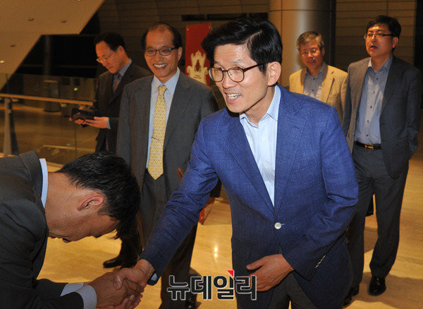 ▲ 새누리당 김문수 전 경기도지사가 11일 저녁 서울 여의도 전경련회관에서 열린 전경련국제경영원 최고지도자과정 직후 본지 취재진과 만나 우병우 청와대 민정수석비서관의 거취 문제와 여권발 개헌론 등 현안에 관한 입장을 밝히고 있다. ⓒ뉴데일리 이종현 기자