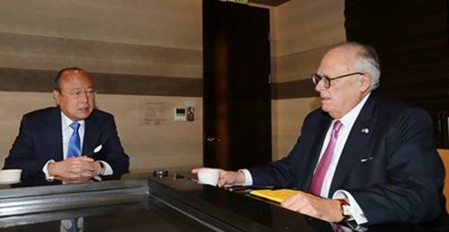 ▲ 김승연 한화그룹 회장(왼쪽)이 에드윈 퓰너 전 헤리티지재단 총재(오른쪽)와 환담을 나누고 있다.ⓒ한화그룹