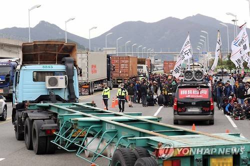 ▲ 11일 부산항 신항에서 화물연대 조합원들이 도로 3차선을 점거, 시위를 벌이고 있다.ⓒ연합뉴스