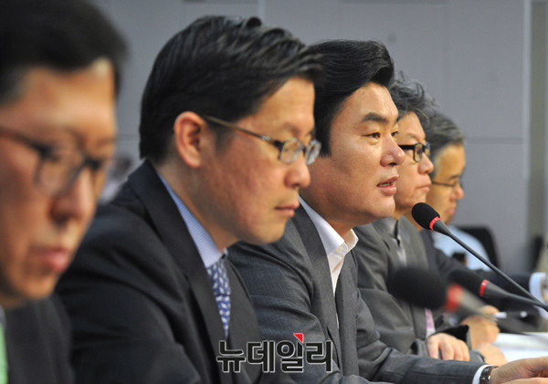 ▲ 새누리당 원유철 의원이 12일 새벽 의원회관에서 열린 핵포럼 3차 세미나에서 인사말을 하고 있다. 사진 제일 왼쪽은 유용원 조선일보 군사전문기자 겸 논설위원. ⓒ뉴데일리 이종현 기자