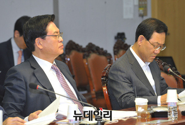 ▲ 대선 출마를 시사한 새누리당 정우택 의원(사진 왼쪽)과 8·9 전당대회 당대표 경선에 출마했던 주호영 의원(오른쪽)이 12일 이른 시각부터 열린 핵포럼 3차 세미나에 참석해 전문가들의 주제발표를 경청하고 있다. ⓒ뉴데일리 이종현 기자