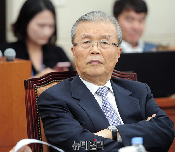 ▲ 더불어민주당 김종인 전 비상대책위원회 대표가 12일 대권주자들이 꺼내 든 성장담론에 대해 "말장난"이라며 일침을 가했다. ⓒ뉴데일리 공준표 기자