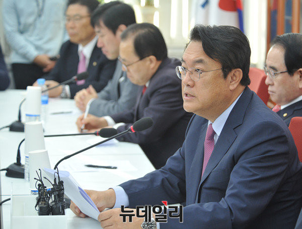 ▲ 새누리당 정진석 원내대표는 12일 국정감사대책회의에서 최근 법인세 인상안을 만지작거리는 야당에 대해 "법인세 인상은 국제적 경제 흐름에 역행하는 것"이라고 비판했다. ⓒ뉴데일리 이종현 기자