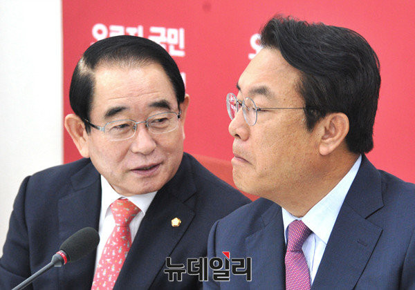 ▲ 새누리당 박명재 사무총장이 12일 국정감사대책회의에서 정진석 원내대표에게 무엇인가를 말하고 있다. ⓒ뉴데일리 이종현 기자