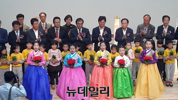 ▲ 12일 열린 청주국제에코콤플렉스 개관식에서 기관장들이 어린이들에게 생명 화분을 전달하는 퍼포먼스를 진행했다.ⓒ김종혁 기자