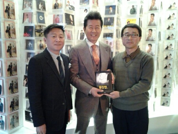 ▲ 통일이 되어 7천만 우리 민족이 흥에 겨워 서울과 평양에서 ‘사랑은 아무나 하나’를 열창하는 그날은 꼭 옵니다. 사진은 2014년 12월 뮤지컬 ‘요덕스토리’의 정성산 감독과 함께 국민가수 태진아 선생님의 사무실을 방문하여 찍은 것입니다. [사진 = 림일 작가]