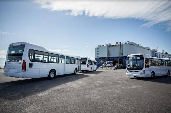 ▲ 12일 광양항에서 선적되고 있는 투르크메니스탄 공급용 에어로시티.ⓒ현대차
