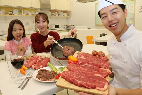 ▲ 12일 오전 서울 황학동 이마트 청계천점에서 모델들이 스테이크를 선보이고 있다. ⓒ이마트