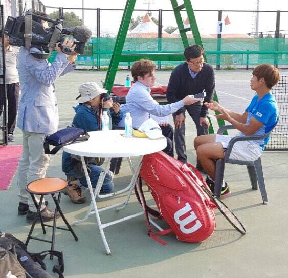 ▲ 11일 충남 아산시 강변 테니스장에서 뉴욕타임스 벤 로텐베르그 기자가 이덕희를 취재하고 있다.ⓒS&B컴퍼니