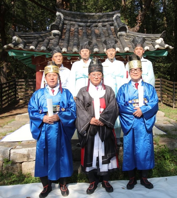 ▲ 다자구할머니 제를 올리고 있는 조선희 의장(왼쪽부터), 류한우 군수, 김대열 문화원장.ⓒ단양군