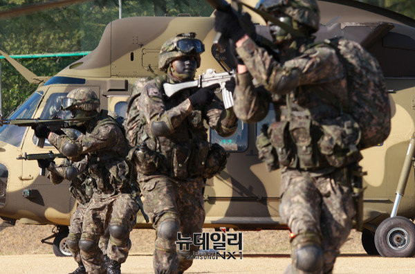 ▲ 수리온헬기와 특수부대를 통한 북한이 후방지역에서 시도할 수있는 테러에 대비해 수리온을 이용한 신속 기동훈련  ⓒ뉴데일리 사진DB