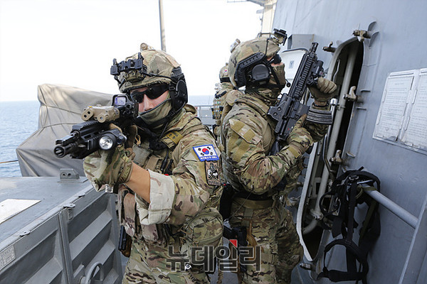 ▲ ▲ 해상 대테러훈련중인 UDT/SEAL 대원 ⓒ뉴데일리 아덴만 특별취재단