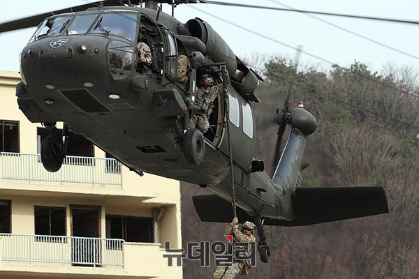 ▲ 로드리게스 훈련장에서 도심지 헬기 하강 침투 훈련중인 미군 특수부대원들 ⓒ 태상호 기자