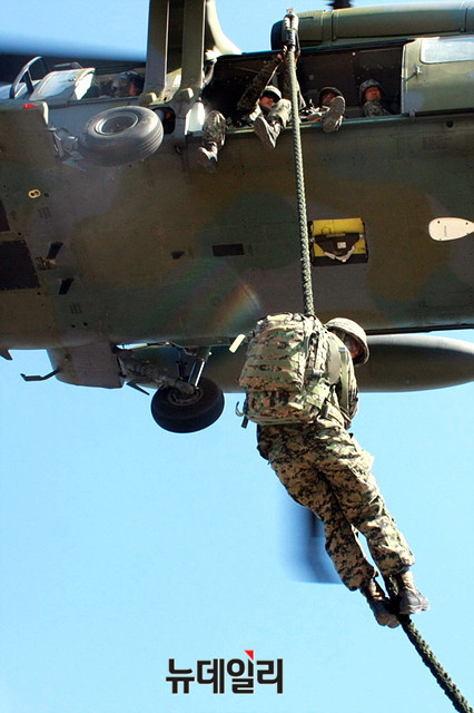 ▲ 패스트로프하는 특전사 요원 모습. ⓒ뉴데일리DB