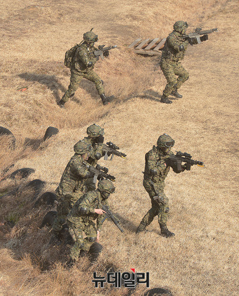 ▲ ▲ 헬기를 이용한 후방 침투 훈련중인 특전사 대원들 ⓒ 뉴데일리 사진 DB