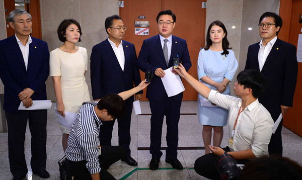 ▲ 새누리당 김성원 대변인 (가운데). 사진은 같은 당 초선의원들이 더불어민주당 소속 의원 6인의 방중에 대한 입장을 밝힌 지난 8월 10일 모습이다. ⓒ뉴시스 DB