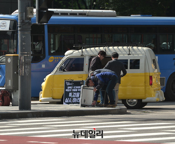 ▲ 정의당이 13일 광화문역 6번 출구 앞에서 집회신고를 하지 않은 채 백남기 특검 서명운동을 벌이다 경찰의 지적을 받고 철수했다. ⓒ뉴데일리 정상윤 기자