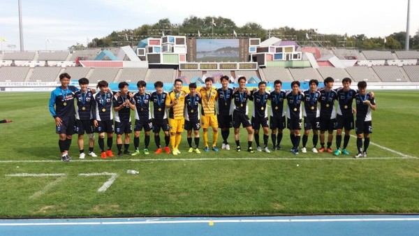 ▲ 제97회 전국체전에서 우승한 천안시청축구단 기념사진.ⓒ천안시