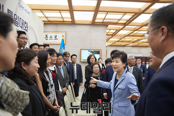 ▲ 박근혜 대통령이 13일 청와대에서 열린 민주평통 해외자문위원들과의 '통일대화' 행사에 참석해 대화를 나누고 있다. ⓒ뉴데일리