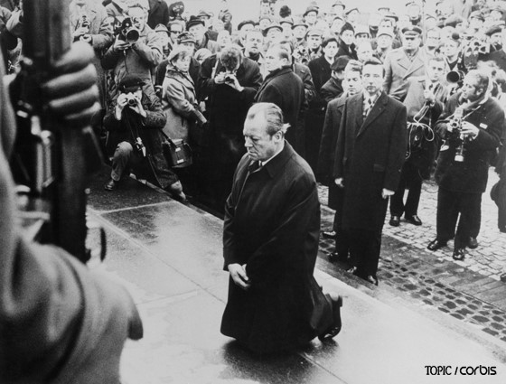 ▲ 폴란드 바르샤바 유태인 희생자 위령탑에 무릎을 꿇은 서독 총리 빌리 브란트. ⓒ네이버캐스트