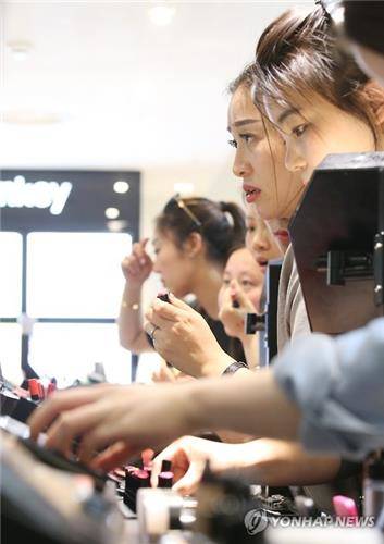 ▲ 한국 화장품에 관심을 보이는 외국 관광객들 ⓒ 연합뉴스