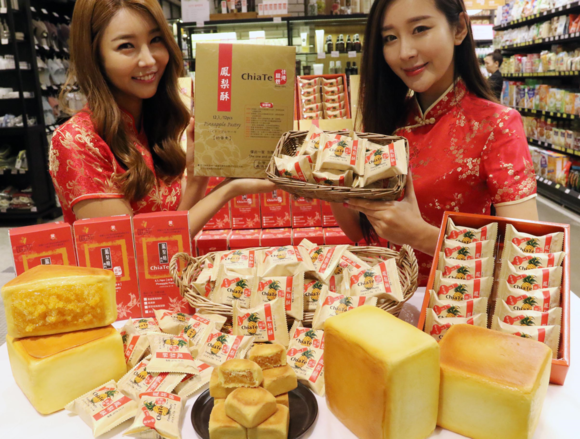 ▲ 모델들이 치아더를 들고 포즈를 취하고 있다. ⓒ신세계백화점