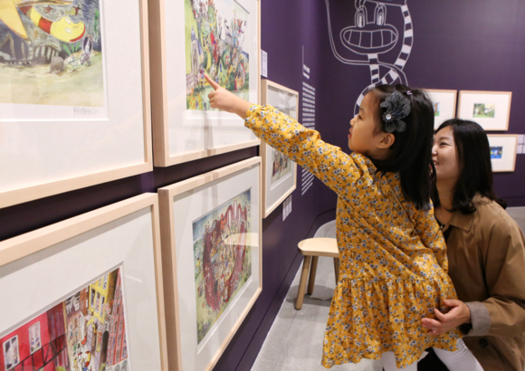 ▲ 13일 오전 현대어린이책미술관에서 열린 '덴마크에서 온 두 친구'를 찾은 어린이들이 전시회를 구경하고 있다. ⓒ현대백화점