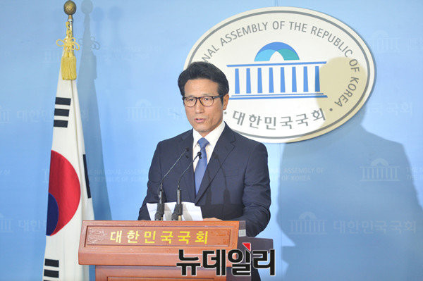 ▲ 새누리당 정병국 의원(사진)은 14일 MBC라디오에 출연해 개헌론에 대한 박근혜 대통령의 전향적 태도 변화를 호소했다. ⓒ뉴데일리 이종현 기자