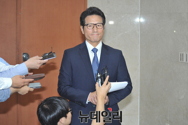 ▲ 새누리당 정병국 의원(사진)은 14일 MBC라디오에 출연해 개헌론에 대한 박근혜 대통령의 전향적 태도 변화를 호소했다. ⓒ뉴데일리 이종현 기자