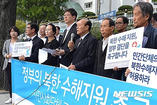 ▲ 지난 9월 26일, 소위 시민사회단체들이 북한 수해지원에 정부가 나서야 한다고 촉구하는 기자회견을 가졌다. 하지만 RFA와 접촉한 북한 주민들은 "외부세계가 수해지원을 하면 그 물자는 외화벌이용으로 전용된다"며 말렸다. ⓒ뉴시스. 무단전재 및 재배포 금지.