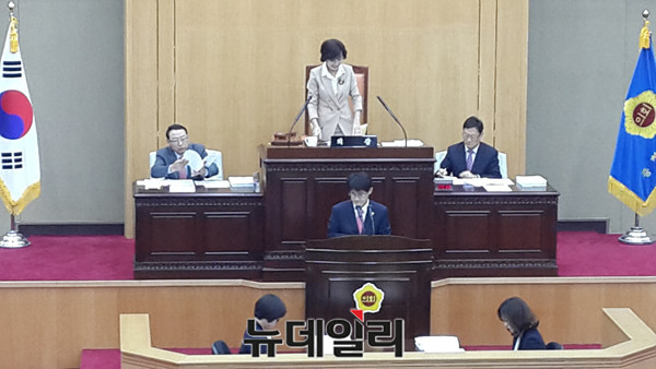 ▲ 충북도의회 김학철 의원이 14일 본회의장에서 충주 용전중 설립의 필요성을 주장하고 있다.ⓒ김종혁 기자