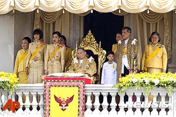 ▲ 지난 6월 촬영한 푸미폰 아둔야뎃 태국 국왕과 가족들의 모습. ⓒ뉴시스. 무단전재 및 재배포 금지.