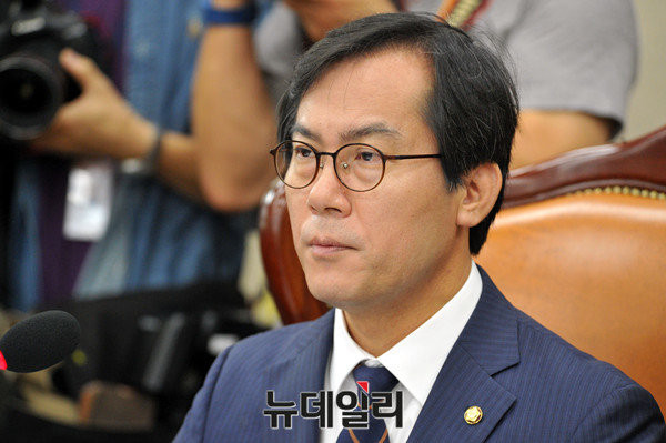 ▲ 새누리당 소속 김영우 국회 국방위원장. 그는 14일 국정감사에서 '병역세'를 국방부 장관과 병무청장에 제안했다. ⓒ뉴데일리 이종현 기자