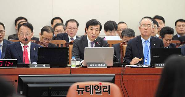 ▲ 왼쪽부터 유일호 경제부총리, 이주열 한국은행총재, 이덕훈 한국수출입은행장 ⓒ 뉴데일리 공준표