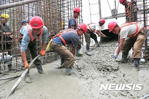 ▲ 美국무부가 이번에는 북한의 근로자 해외파견을 제재할 수도 있다고 밝혔다. '인권유린'과 '핵무기 개발비용 전용'을 이유로 내세웠다. 사진은 평양 여명거리 건설에 강제동원된 북한 근로자들. ⓒ뉴시스. 무단전재 및 재배포 금지.