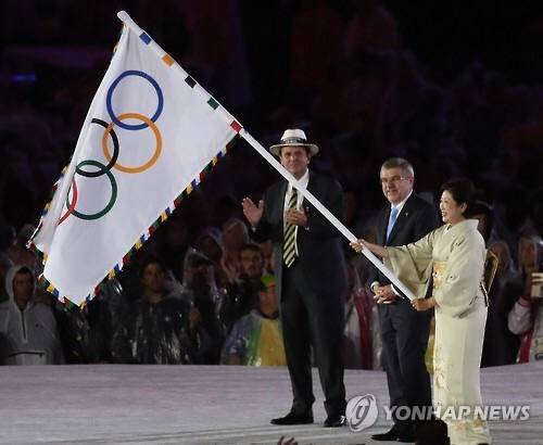 ▲ 브라질 리우 올림픽에서 고이케 유리코 일본 도쿄 도지사에게 올림픽 기를 건넨 토마스 바흐 IOC 위원장(자료사진) ⓒ 연합뉴스