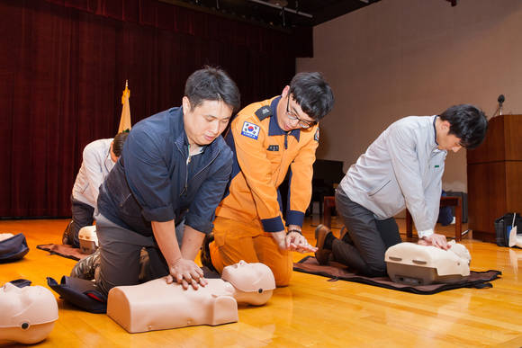 ▲ 녹십자 임직원이 재난대비 안전교육을 받고 있다. ⓒ녹십자