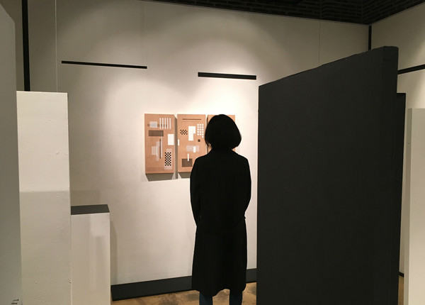 ▲ 자신의 작품과 대화하는 이자운 작가의 뒷모습ⓒ뉴데일리DB