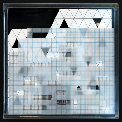 ▲ 자신의 작품과 대화하는 이자운 작가의 뒷모습ⓒ뉴데일리DB