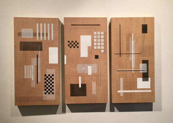 ▲ 자신의 작품과 대화하는 이자운 작가의 뒷모습ⓒ뉴데일리DB