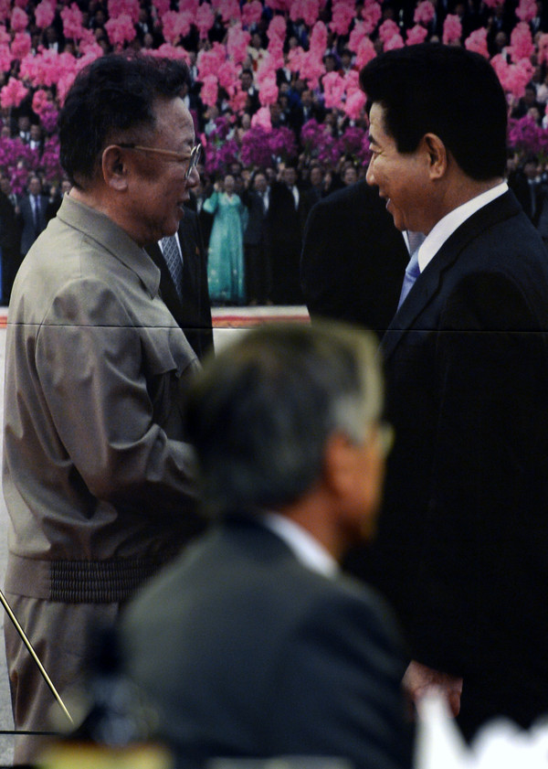 ▲ 지난 2013년 10월 4일 오후 서울 종로구 세종문화회관 세종홀에서 열린 10.4남북정상선언 6주년 기념식에 참석한 민주당 문재인 의원이 북한 김정일과 노무현 전 대통령의 악수 사진을 바라보고 있다.ⓒ뉴시스