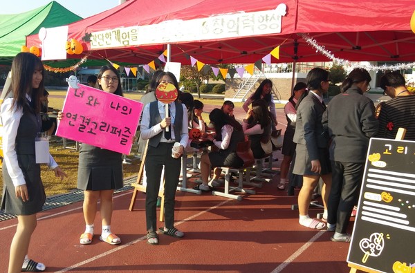 ▲ 제천여고 학생들이 운동장 일원에서 융합교과 체험축제를 열고 있다.ⓒ제천여고