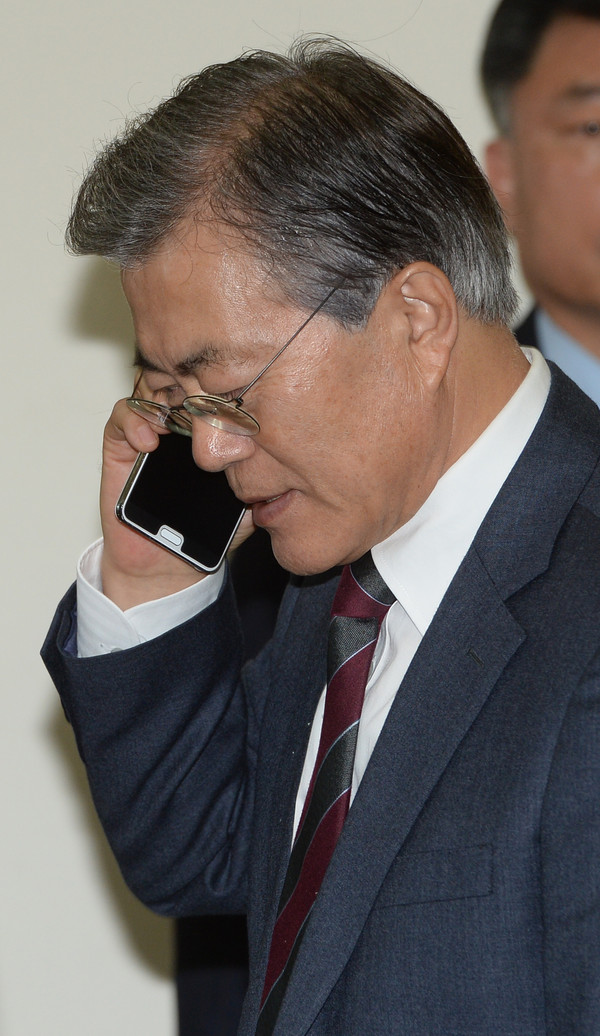 ▲ 문재인 더불어민주당 전 대표가 지난 1월 7일 오전 서울 여의도 국회에서 열린 '북한 4차 핵실험 평가 및 대책'을 보고하는 국회 국방위원회 전체회의에 참석해 누군가로부터 전화를 받고 있다. ⓒ뉴시스