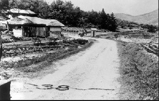 ▲ 시골 마을길에도 38선 표시.(자료사신)