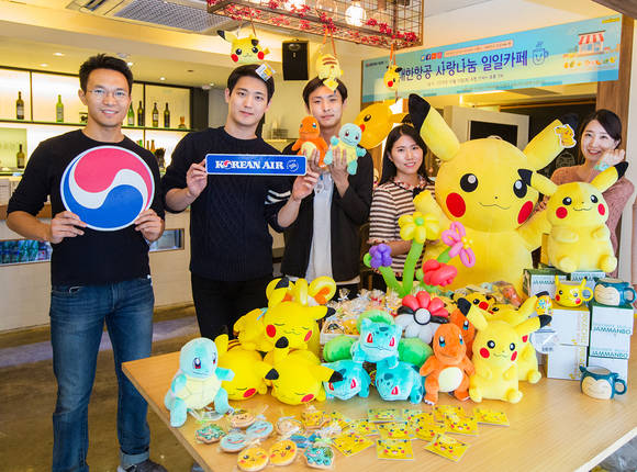 ▲ 제 31회 '대한항공 사랑나눔 일일카페' 행사 참가자들이 기념 사진을 찍고 있는 모습.ⓒ대한항공