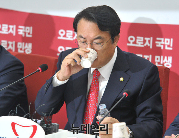 ▲ 새누리당 정진석 원내대표가 17일 국회에서 열린 최고위원회의에서 더불어민주당 문재인 전 대표를 향한 10대 의문점을 공개질의하던 중, 여섯 번째 의문과 일곱 번째 의문 지점 사이에서 잠시 물로 목을 축이고 있다. ⓒ뉴데일리 이종현 기자