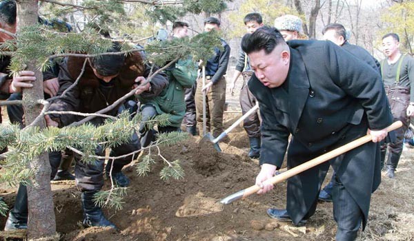 ▲ "어, 아빠 어디갔지? 여기다 고모부랑 같이 숨겼는데…." 삽질하는 김정은. 북한 선전매체이 대남비방이랍시고 한국과 미국의 전현직 대통령을 조롱했다. 하지만 그 수준이 예전만 못해 오히려 비웃음만 사고 있다. ⓒ北선전매체 화면캡쳐